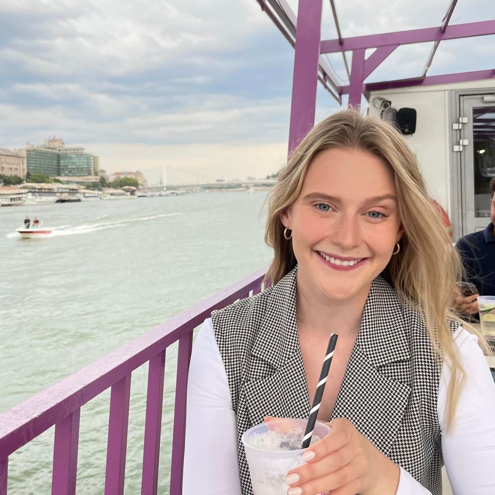 Meet your Posher, Laura